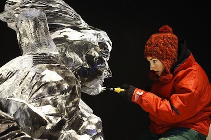 Una escultora creando un personaje transparente